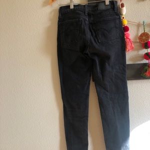 $5 CLOSET SALE Mid rise Levi’s Skinny Jean